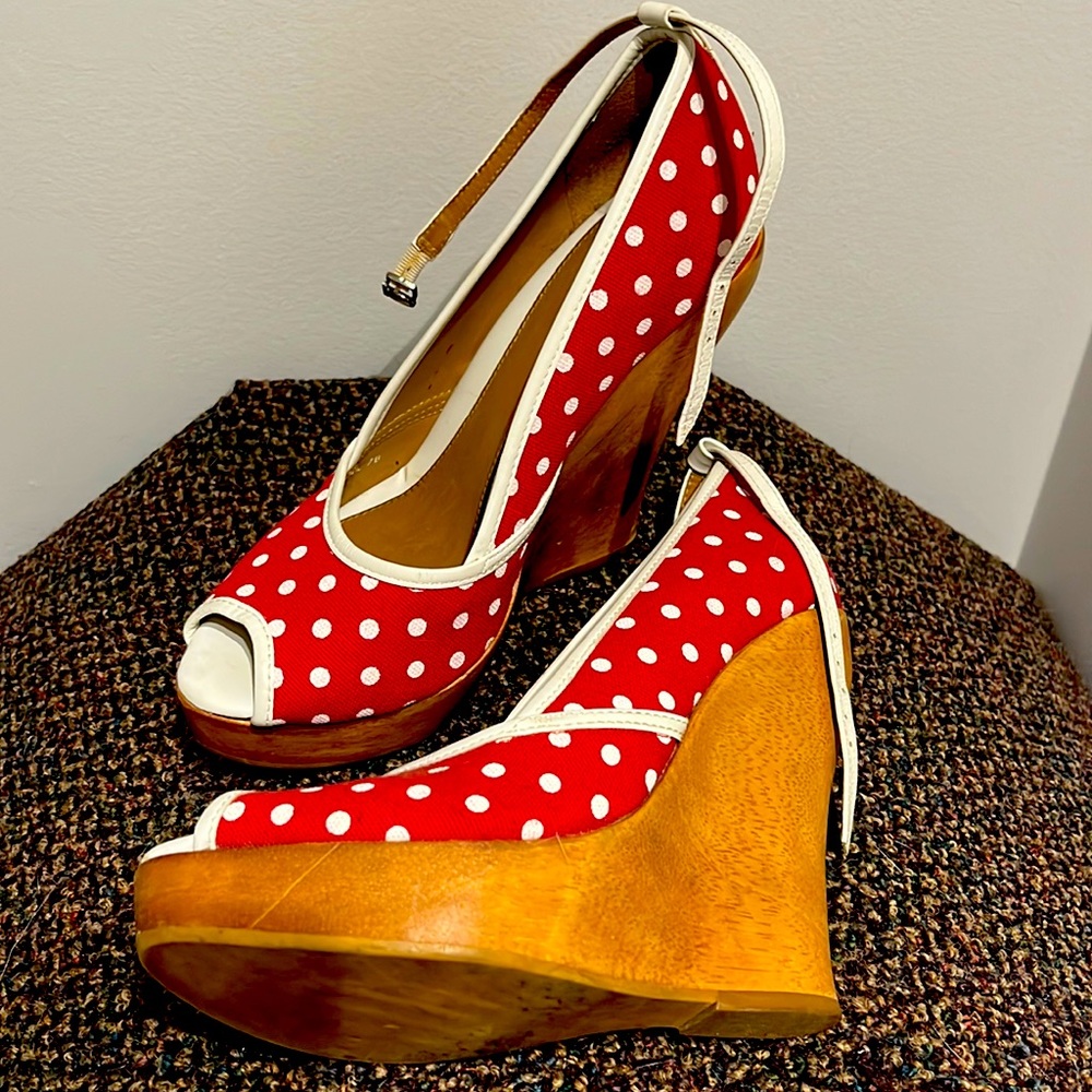 Red and white, size 7 Bebe wooden 5 inch wedge.